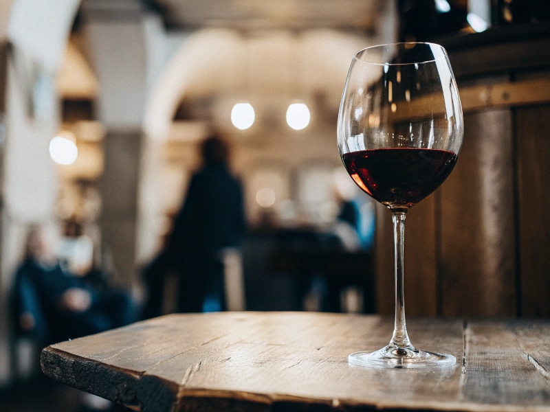 Calice di vino rosso su tavolo in trattoria italiana